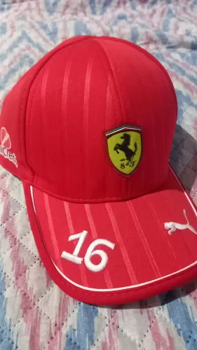 Boné F1 Formula 1 Scuderia Ferrari 2025 Charles Leclerc