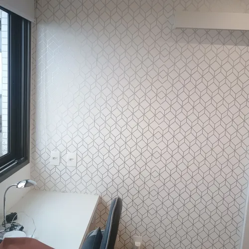 Trabalho com instalação de papel de parede 