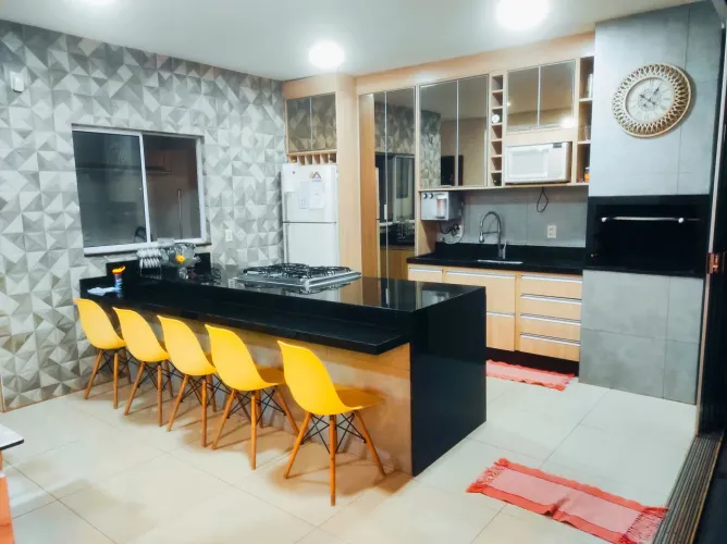 Sobrado em Cond. Fechado, 3 suítes, lazer completo, piscina, quadra, academia, localização