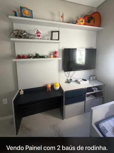Painel de televisão com 2 caixas móveis de rodinha