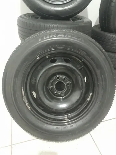 1 roda aro 15 com pneu Bridgestone semi novo!!