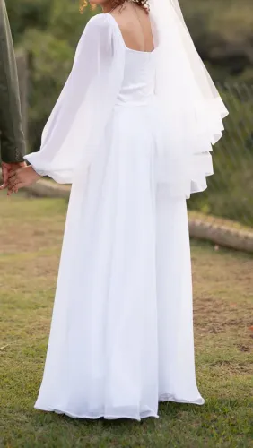 Vestido e véu de noiva minimalista