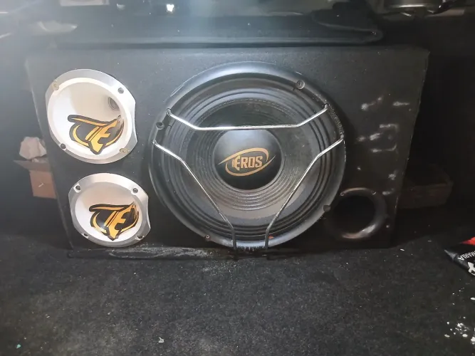Caixa de som automotivo