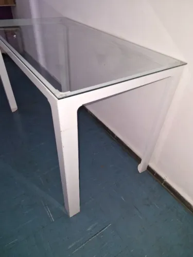 Mesas escrivaninhas da linha Metric da Tok&Stok tampo de vidro e estrutura em metal