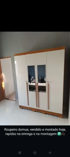 Guarda roupa com espelho