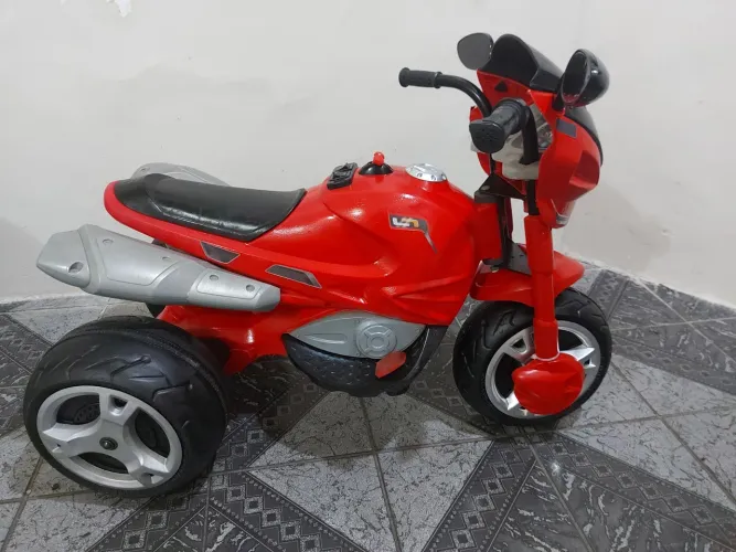 Moto elétrica vermelha linda