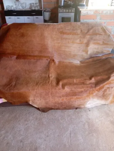 vendo se um tapete de couro de boi