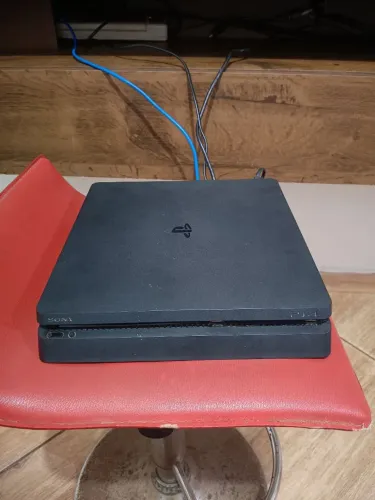 PS4 Slim 512gb, 8 jogos físicos e 2 manetes 