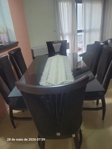 Mesa de jantar com 6 cadeiras em madeira com  tampo de vidro 