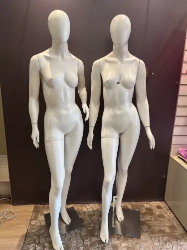 Manequins teem