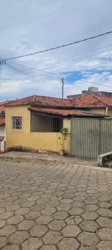 Casa com barracão a venda no bairro Santo Antônio em Carmópolis de Minas/MG.