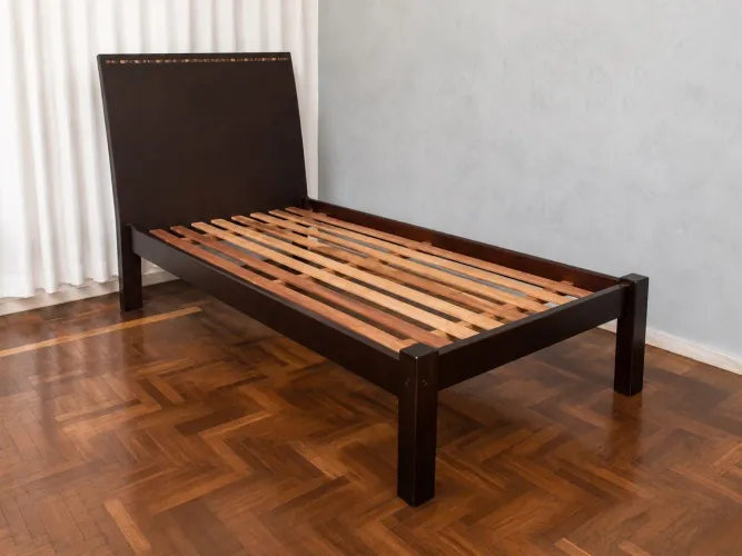 Cama solteiro de madeira maciça reforçada