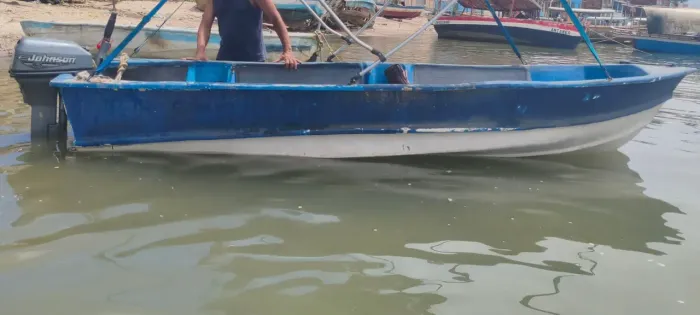 Vende se  barco, modelo lambari de fibra casco duplo,viveiro central motor  Johnson 15 hp