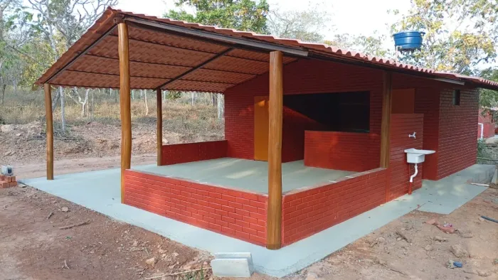 Chácara com rancho e córrego no fundo parcelada em Crominia!