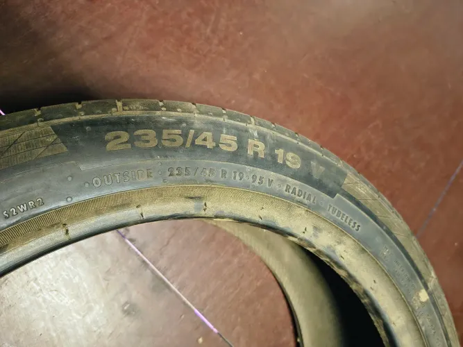 Pneus Continental 235/45 R19 Radial