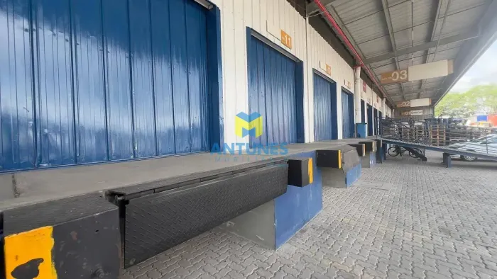 Alugue em Prazeres Condomínio Logistico Galpão 926m² com 03 docas e rampa
