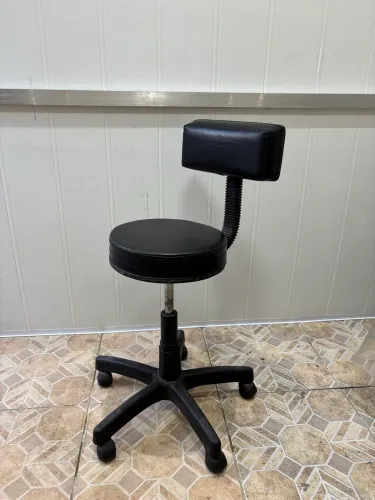 Mocho com encosto, giratório e regulável. 