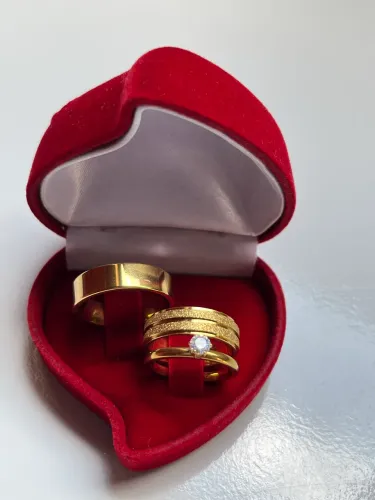Par de Alianças Reta 6 + Diamantada Friso +Solitária 2mm; Banho de Ouro 18k