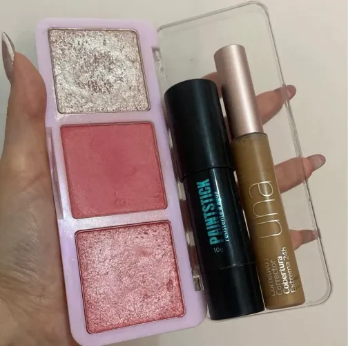 Kit Base em stick, corretivo e trio de blush e iluminador