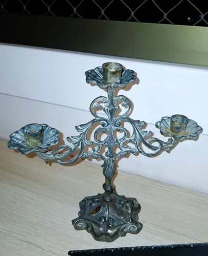 Belíssimo Candelabro antigo (castiçal) para 03 (três) velas.