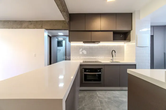 Apartamento reformado com 2 quartos à venda na Alameda Dom Pedro II, próximo ao Pátio Bate