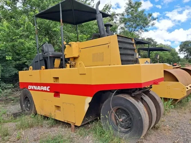 Rolo Compactador de Pneus, marca Dynapac, modelo CP221, ano 1998