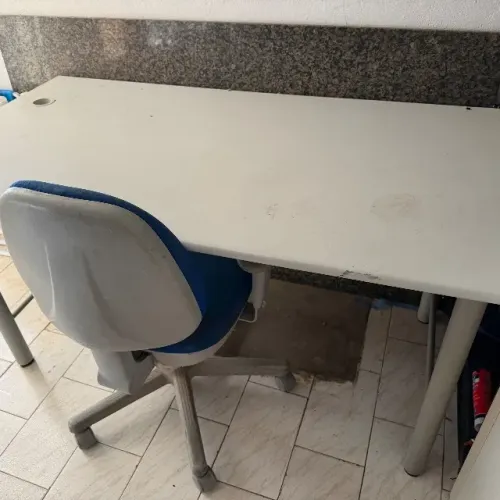 Mesa, cadeira e Armário de Escritório usados