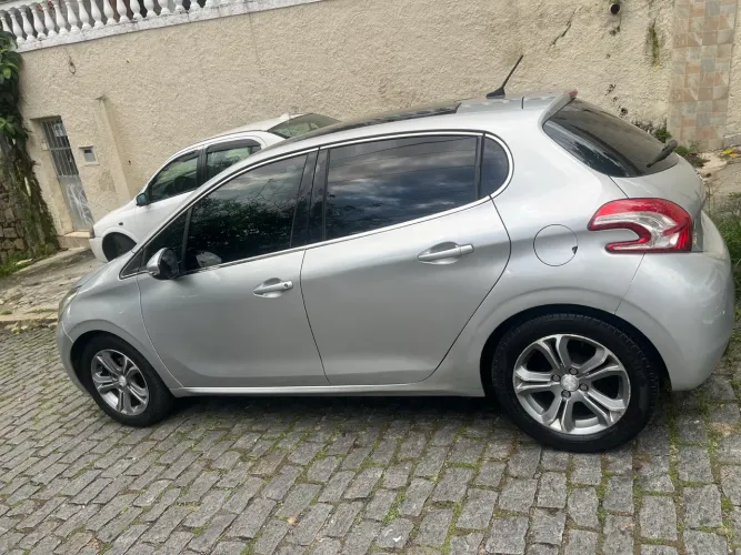 Peugeot 208 Griffe 1.6 Flex 16V 5P Aut. 2014
