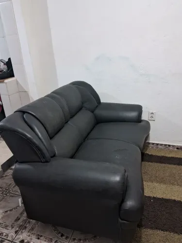 Sofá de couro sintético preto