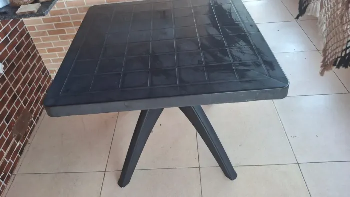 Vendo mesa e cadeiras 
