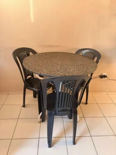 VENDE-SE MESA DE MÁRMORE COM 3 CADEIRAS PLÁSTICAS