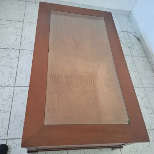 Mesa de centro grande,madeira maciça, com 2 gavetas em perfeito estado.