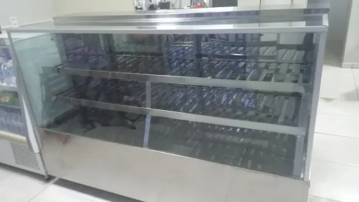 Vitrine para Bolos em Aço Inox com Vidro - Profissional