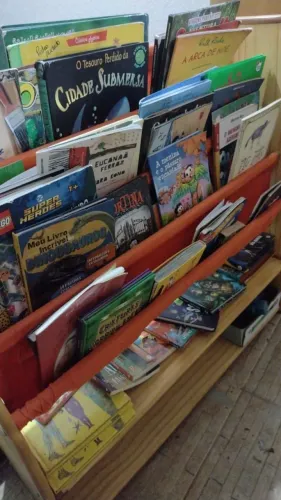 Estante livros, Estante brinquedos, banco infantil  $ 500,00 