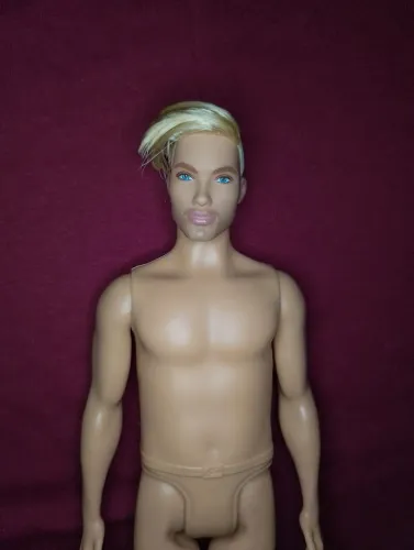 Boneco Ken loiro
