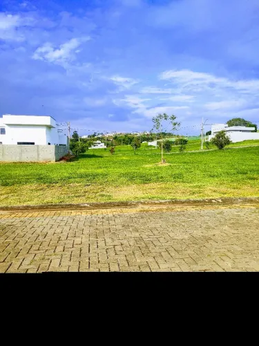 Terreno plano em condomínio fechado
