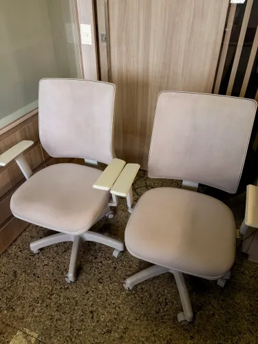2 CADEIRAS ADDIT COM BRAÇO NA COR CINZA