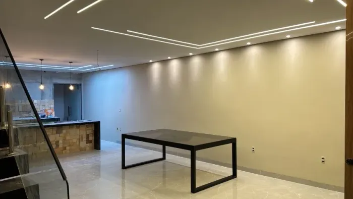 vende-se mesa nunca usada em perfeito estado 