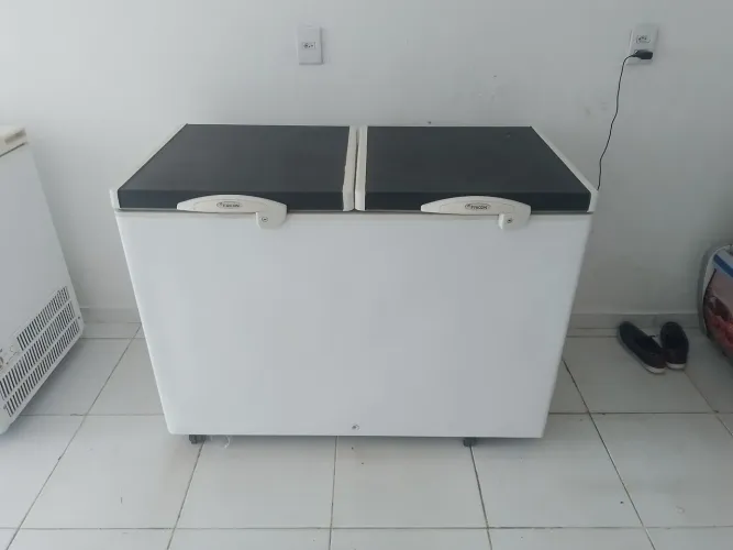 Vendo freezer fricon duas tampa bem conservada 
