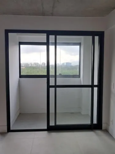 Esquadria de alumínio com vidro (Preta)