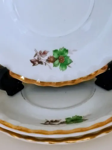 Três pires de chá antigos . Porcelana Itaqui. 14,5 cm . Perfeitos