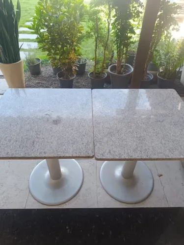 Mesas quandrangular em granito, pés de aluminio 