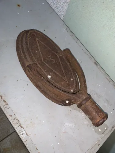 Escovão antigo de ferro