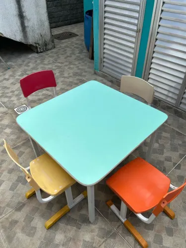 Mesa de 4 cadeiras infantil