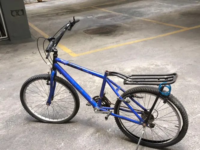 Bike montadinha azul com um ótimo custo , olha a bio !