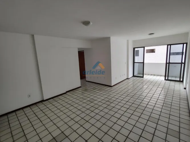 Apartamento com 03 quartos na Ponta Verde a 02 quadras da praia