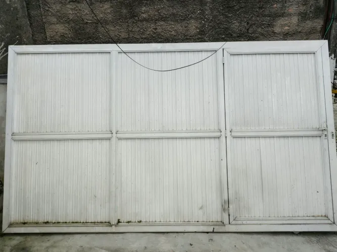 Vendo portão de alumínio 3.5 por 2.06 metros branco com portão social e chaves
