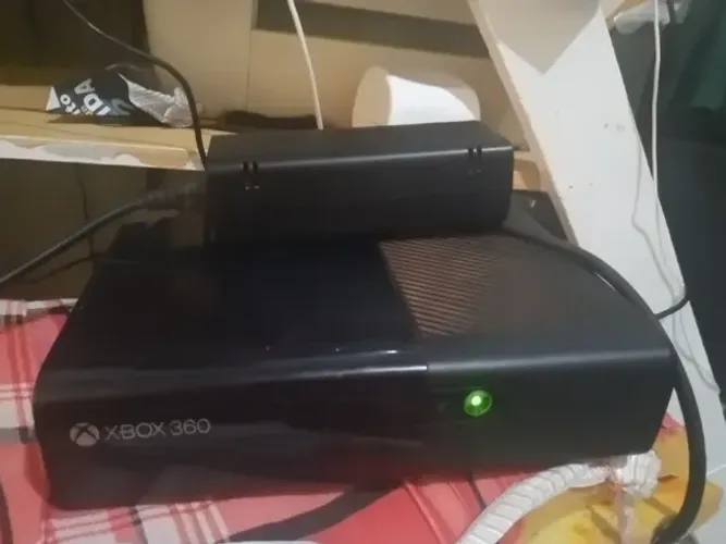 Vendo Xbox 360E usado não desbloqueado, Kinect, 2 jogos desbloqueados, dois controles.