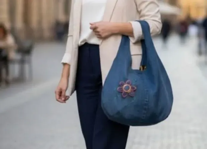 Bolsa artesanal customizada em jeans