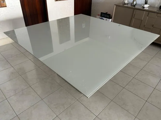 Mesa de jantar moderna - 8 lugares | Ótima oportunidade! Medidas: 1,50 x 1,50 m